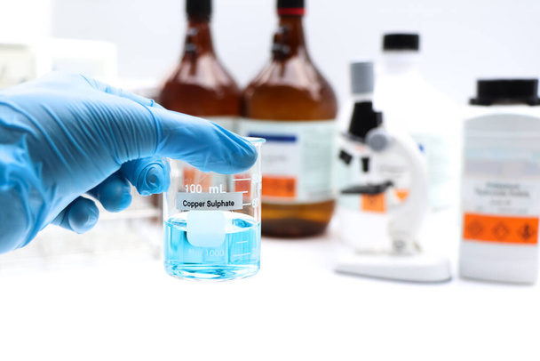 kuparisulfaatti pullossa, kemikaali laboratoriossa ja teollisuudessa, analyysissä käytetty kemikaali - Valokuva, kuva