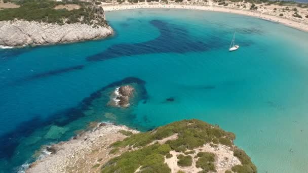 Vista panorâmica aérea da famosa praia de areia semicircular e lagoa de Voidokilia em Messenia, Grécia - Filmagem, Vídeo