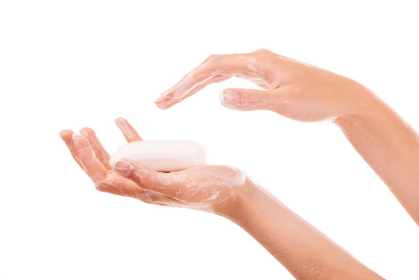 Використовуючи мило для очищення. жінка миє руки з милом
 - Фото, зображення