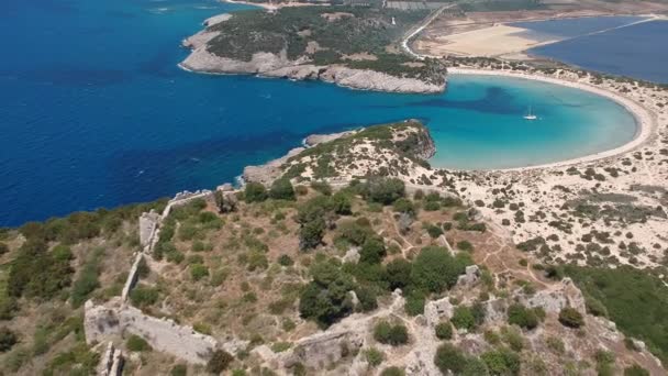 Aerial panorama view over the famous castle of Navarino located on the top of semicircular sandy beach and lagoon, Voidokilia in Messenia, Greece - Filmagem, Vídeo