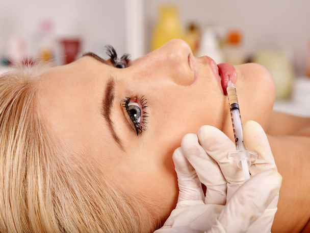 Injeções de Botox nos lábios
 - Foto, Imagem