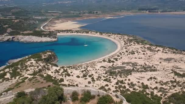 Vista panorámica aérea de la famosa playa de arena semicircular y laguna de Voidokilia en Messenia, Grecia - Metraje, vídeo