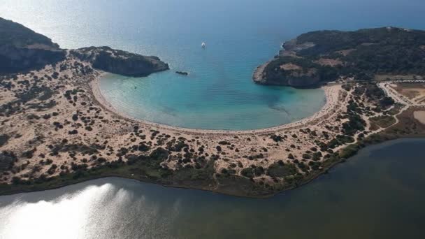 Antenni panoraama näkymä kuuluisa puoliympyrän hiekkaranta ja laguuni Voidokilia Messenia, Kreikka - Materiaali, video