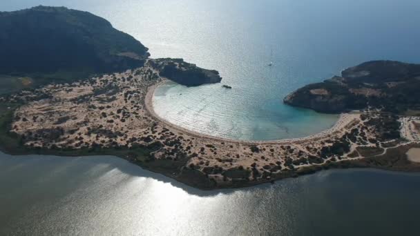 Antenni panoraama näkymä kuuluisa puoliympyrän hiekkaranta ja laguuni Voidokilia Messenia, Kreikka - Materiaali, video