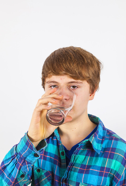 Мальчик пьет воду  - Фото, изображение