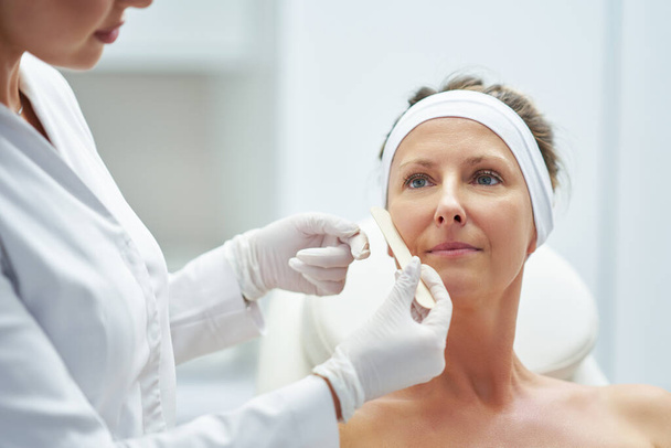 Сцена медицинского косметологического лечения ботулиновой инъекции. Высокое качество фото - Фото, изображение
