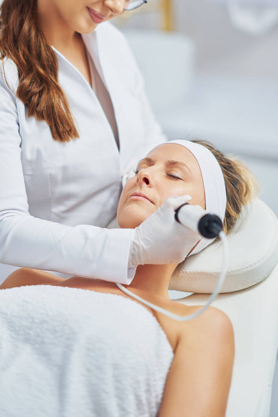 Woman in a beauty salon having face and body treatment. High quality photo - Foto, imagen