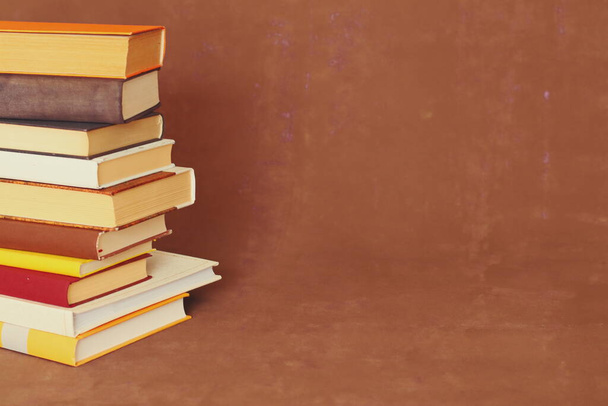 стопка книг на деревянном столе - Фото, изображение