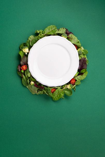 Vegetarische en veganistische dieet maand in januari genaamd Veganuary. Verscheidenheid van veganistisch, plantaardige eiwitvoedsel, gezonde rauwe groenten. Bovenaanzicht op groene achtergrond. - Foto, afbeelding
