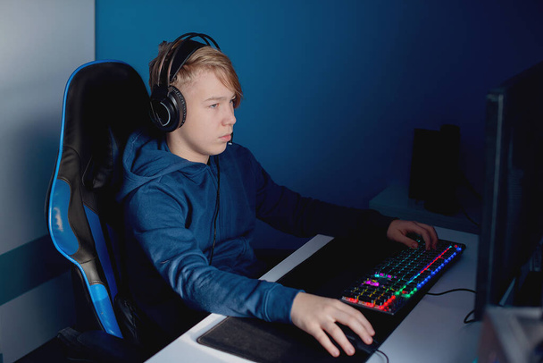 Nuori pelaaja pelaa online videopelejä kun streaming sosiaalisessa mediassa - Nuoret ovat riippuvaisia uuden teknologian peli - Valokuva, kuva