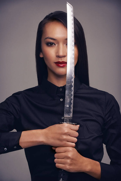 Портрет, ниндзя и меч с женщиной-воином в студии на сером фоне для боевых искусств или боя. Тренировки, фантазии и оружие с азиатским самураем, готовым защищаться с помощью самодисциплины. - Фото, изображение