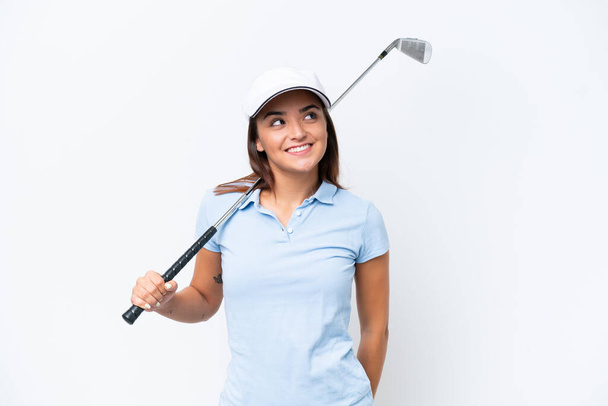 Young caucasian woman playing golf isolated on white background thinking an idea while looking up - Foto, Imagen