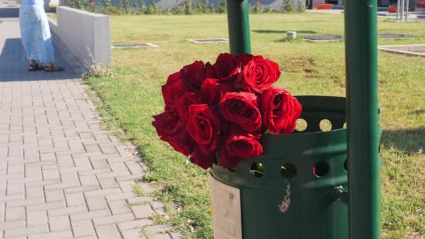 Discarded Roses in a Trash Bin, Breakup, Failed Date or Unrequited Love Scene. High quality 4k footage - Imágenes, Vídeo