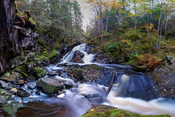 Hassafallen lenyűgöző vízesés vidéki vad erdőben kívül Jonkoping Svédország és a közelben Taberg patak. Svédország folyók és vízesések a természetvédelmi területen. - Fotó, kép