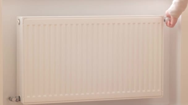 Regulation of room heating radiators. Open the tap on the battery panel to heat the room. Heating with batteries in the cold season. - Materiał filmowy, wideo