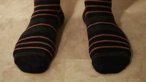 Άνθρωπος πόδια σε κάλτσες - Πλάνα, βίντεο