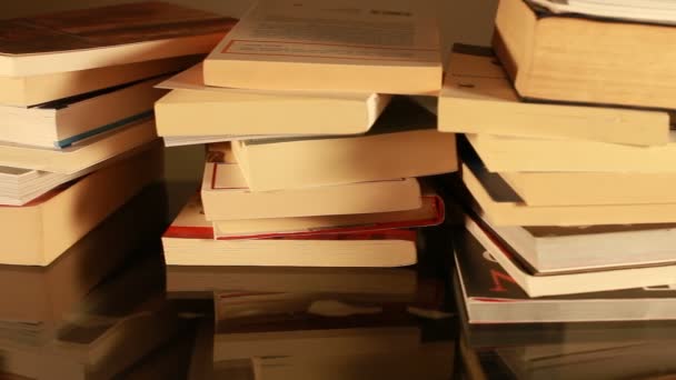 Livros empilhados na mesa
 - Filmagem, Vídeo