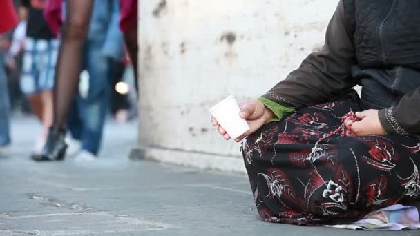 Mujer sin hogar mendigando
 - Imágenes, Vídeo