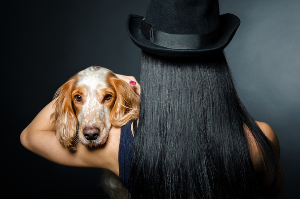 Portrait d'un chien sur l'épaule d'une femme
 - Photo, image