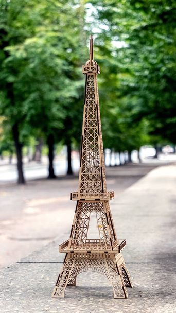 Um modelo de madeira da Torre Eiffel em Paris contra o pano de fundo da natureza - Foto, Imagem