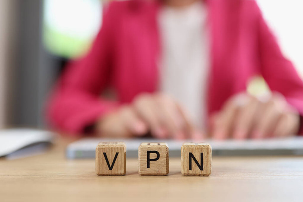 Letters VPN на дерев'яних кубах - Virtual Private Network і інтернет-користувач працює на комп'ютері на фоні. VPN сервіс для безпечного, зашифрованого з'єднання і анонімно в Інтернеті. - Фото, зображення