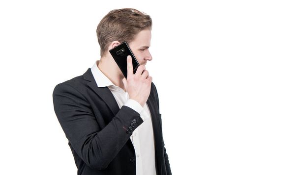 Професійний чоловік у діловому костюмі говорить на мобільному телефоні ізольовано на білому копіювальному просторі, мобільний телефон
. - Фото, зображення