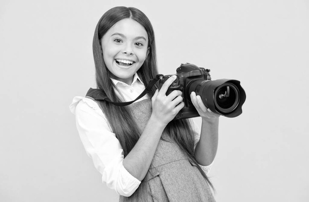 щаслива дівчина-фотограф використовує цифрову фотокамеру, фотографування
. - Фото, зображення