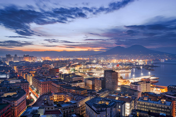 Νάπολη, Ιταλία ουρανοξύστης με θέα το λιμάνι προς Βεζούβιο την αυγή. - Φωτογραφία, εικόνα