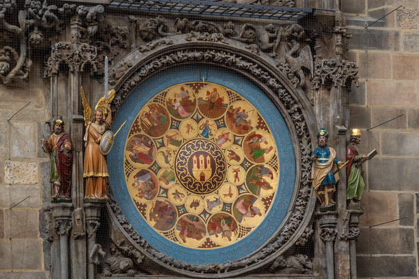 Детали астрономических часов с календарем в Старой Ратуше - Прага, Чехия - Фото, изображение
