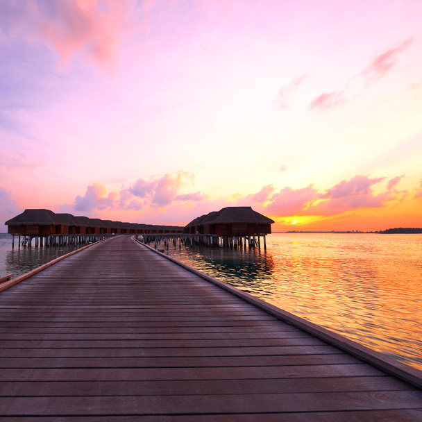 захід сонця на Мальдівському пляжі. - Фото, зображення
