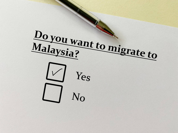 A person is answering question about moving to a new place. He wants to migrate to Malaysia. - Foto, Imagem