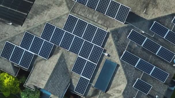 Aerial view of typical american building roof with rows of blue solar photovoltaic panels for producing clean ecological electric energy. Renewable electricity with zero emission concept. - Imágenes, Vídeo
