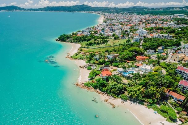 Тропічний пляж з бірюзовим океаном у Бразилії. Вид з повітря - Фото, зображення