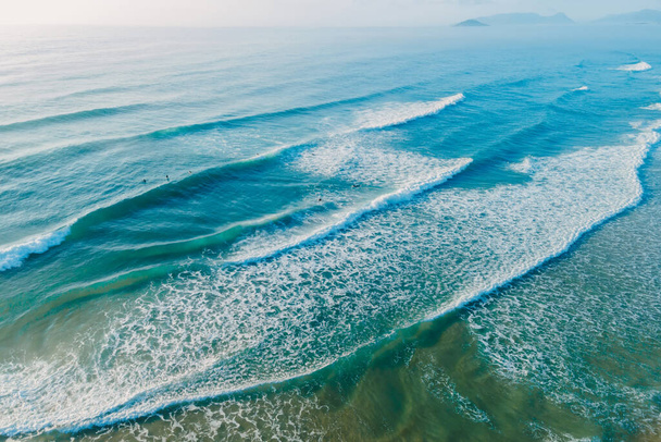 Атлантический океан с волнами серфинга. Вид с воздуха - Фото, изображение