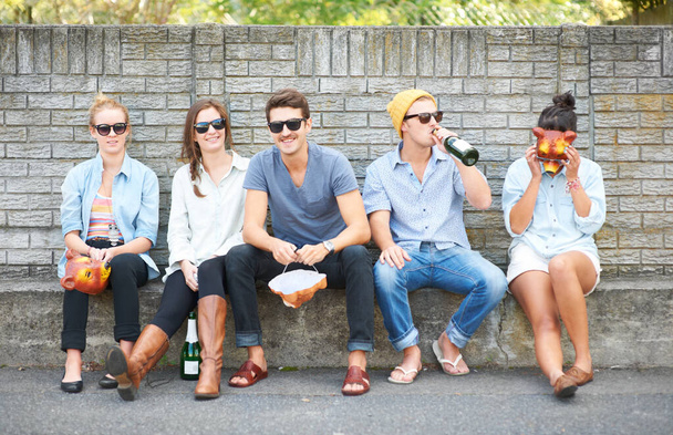 Juhlat eivät koskaan pääty... Nuoret hipsterikaverit juomassa yhdessä istuessaan ulkona - Valokuva, kuva