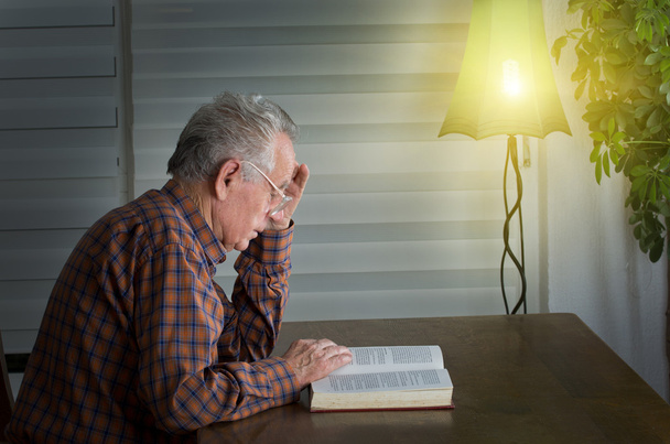 Hombre mayor leyendo un libro
 - Foto, Imagen