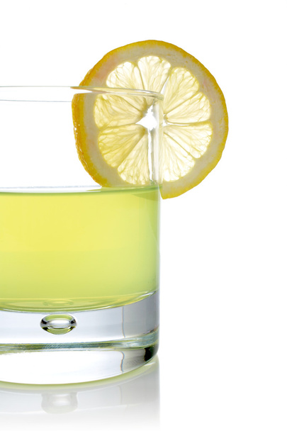 Fresh lemon juice with a slice - Zdjęcie, obraz