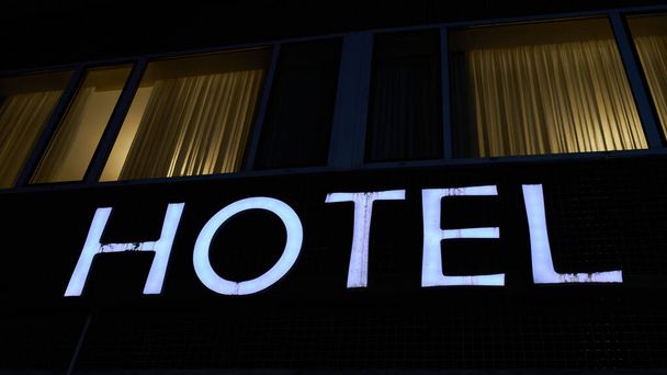  Старі неонові знаки готелю в Берліні увечері                               - Фото, зображення