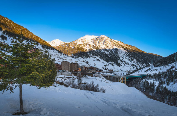 背景には夕日に照らされた山並みのソルデウ村。アンドラ,グランドバリラ,ピレネー山脈のスキー冬の休日 - 写真・画像