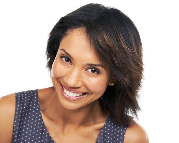 黒の女性は、ケラチン治療や染料の色のマーケティングで隔離された白い背景に肖像画やトレンディーなブルネットの髪型。美容モデル、茶色の髪や化粧品にズーム、顔や幸せな笑顔. - 写真・画像