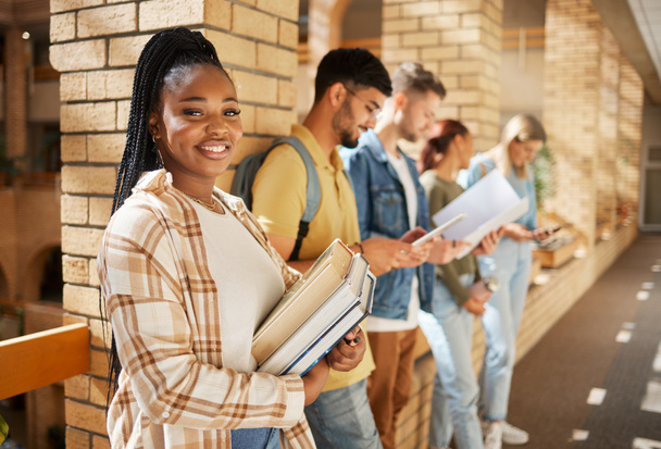 Πανεπιστήμιο, διάδρομος και πορτρέτο της μαύρης γυναίκας και των μαθητών που στέκονται στη σειρά μαζί με τα βιβλία πριν από το μάθημα. Φίλοι, εκπαίδευση και μελλοντική μάθηση, κορίτσι στην ομάδα μελέτης στην πανεπιστημιούπολη στο λόμπι για εξετάσεις - Φωτογραφία, εικόνα