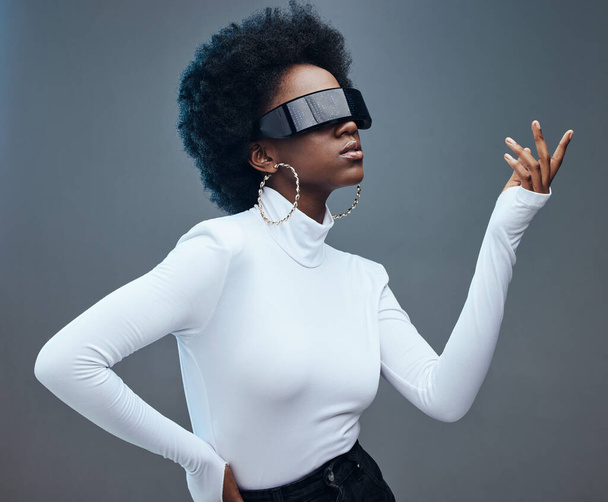 サングラス、サイバーパンク、スタジオの背景を持つファッション、未来的かつ黒の女性。アフリカ系アメリカ人女性,美しさと女性とgen zの若者,ビジョンを持つデザイナーの眼鏡とマーケティング. - 写真・画像