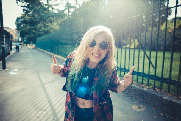 kaunis nuori blondi hiukset nainen hipster
 - Valokuva, kuva