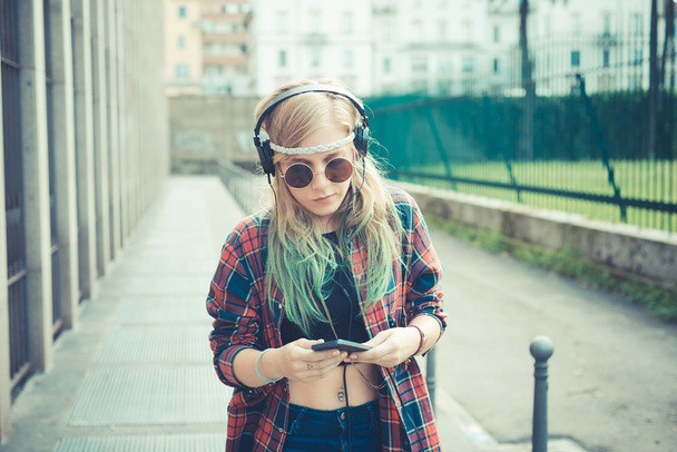美しい若いブロンドの髪の女性のヒップは、音楽を聴く - 写真・画像