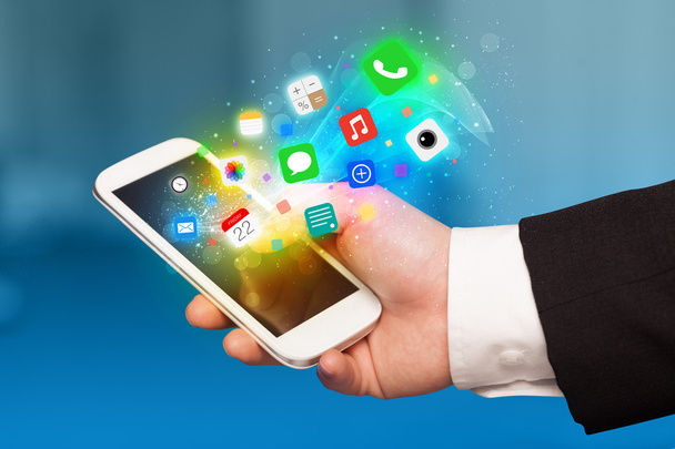 Ręczne trzymanie smartfona z kolorowymi ikonami aplikacji - Zdjęcie, obraz