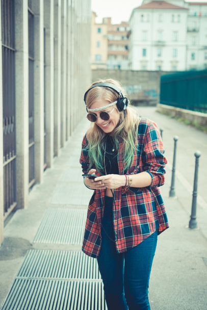 Bella giovane bionda capelli donna hipster ascoltare musica
 - Foto, immagini