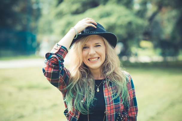 όμορφη νεαρή ξανθιά μαλλιά γυναίκα hipster - Φωτογραφία, εικόνα