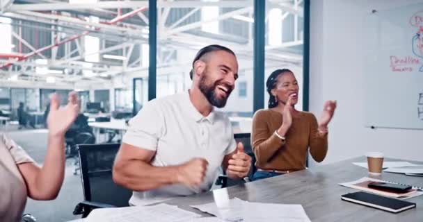 Clapping, business people and team celebration for success, collaboration and company goal in office. Business meeting, cheering and group applause in support of deal, achievement and business deal. - Séquence, vidéo