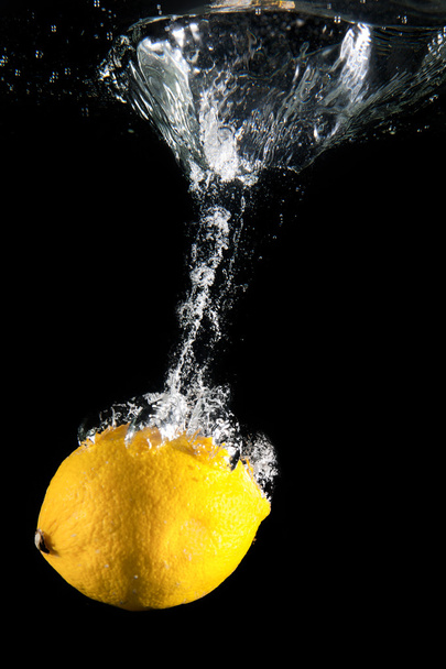 Lemon under water - Φωτογραφία, εικόνα