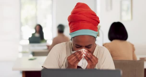 Черная женщина, чихает и высморкается носом из-за болезни, болезни или гриппа с помощью ноутбука на рабочем столе. Сотрудница афроамериканской компании с простудой, вирусом или болезнью на рабочем месте. - Кадры, видео